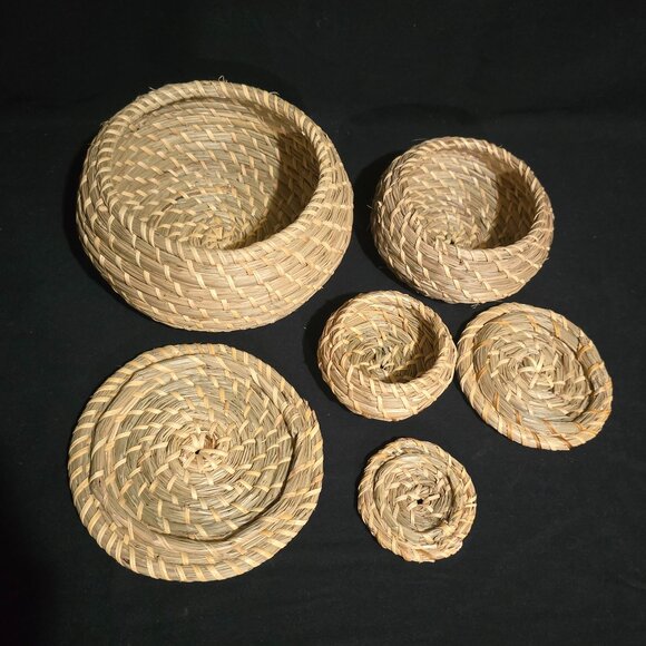 Nesting Sweetgrass Covered Bowls X3 - 7 1/2x4 1/4" // 5 3/4"x3" // 4"x2 1/8" - Picture 2 of 7